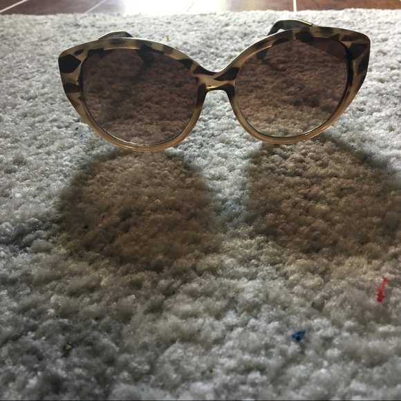 Fabulous cat eye sunglasses! Gold accent - Picture 1 of 5